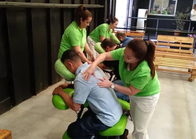 sesión de masajes en silla a trabajadores realizado por profesionales