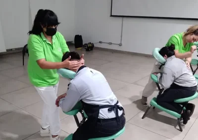 sesión de masajes en silla a trabajadores en sala habilitada
