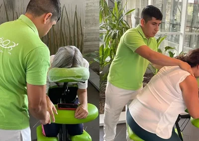 joven realizando masajes en cuello a mujer reclinada sobre silla