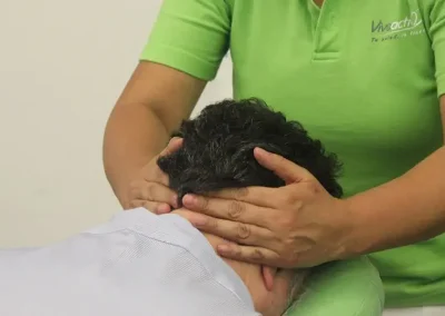 joven realizando masajes en cuello a hombre reclinado sobre silla